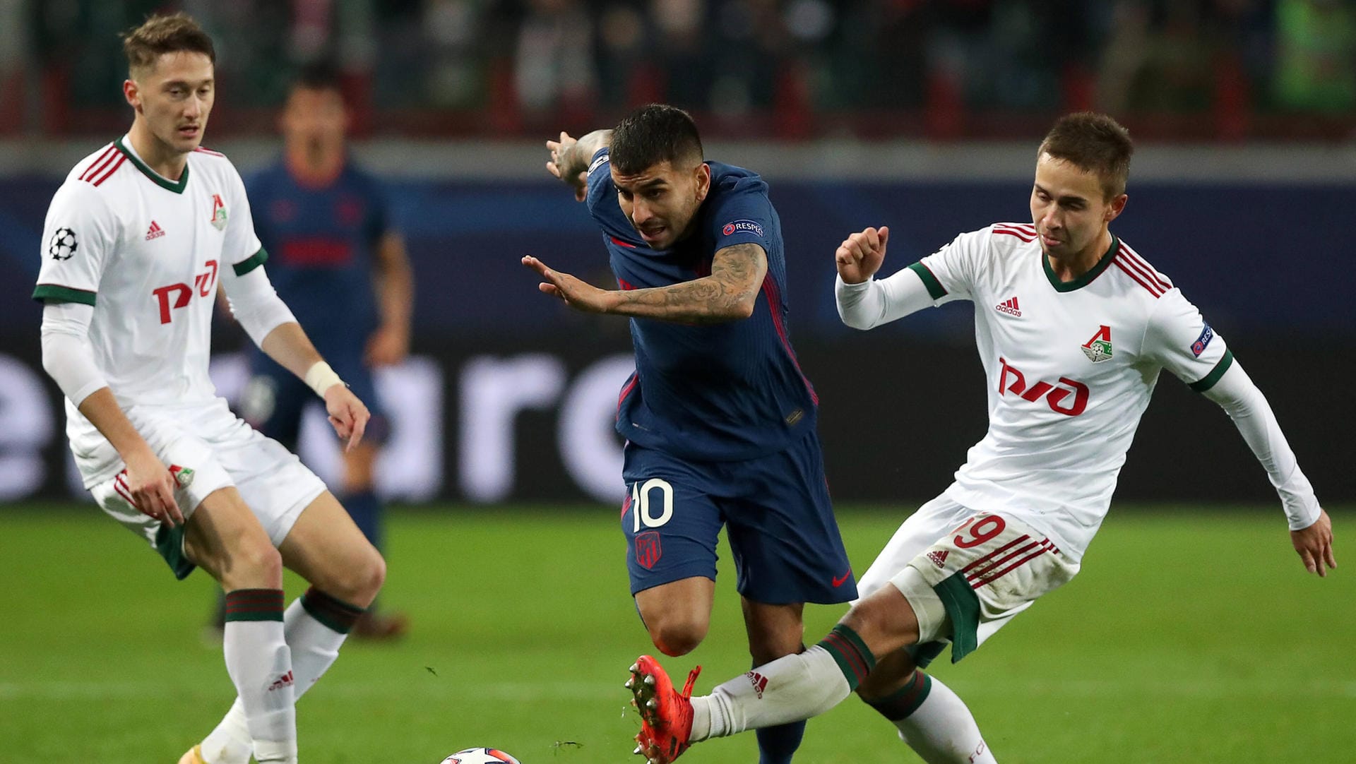 Im Kampf um den Ball: Moskaus Anton Miranchuk (l.) gegen den Atletico-Profis Angel Correa, rechts daneben Lok-Spieler Daniil Kulikov.