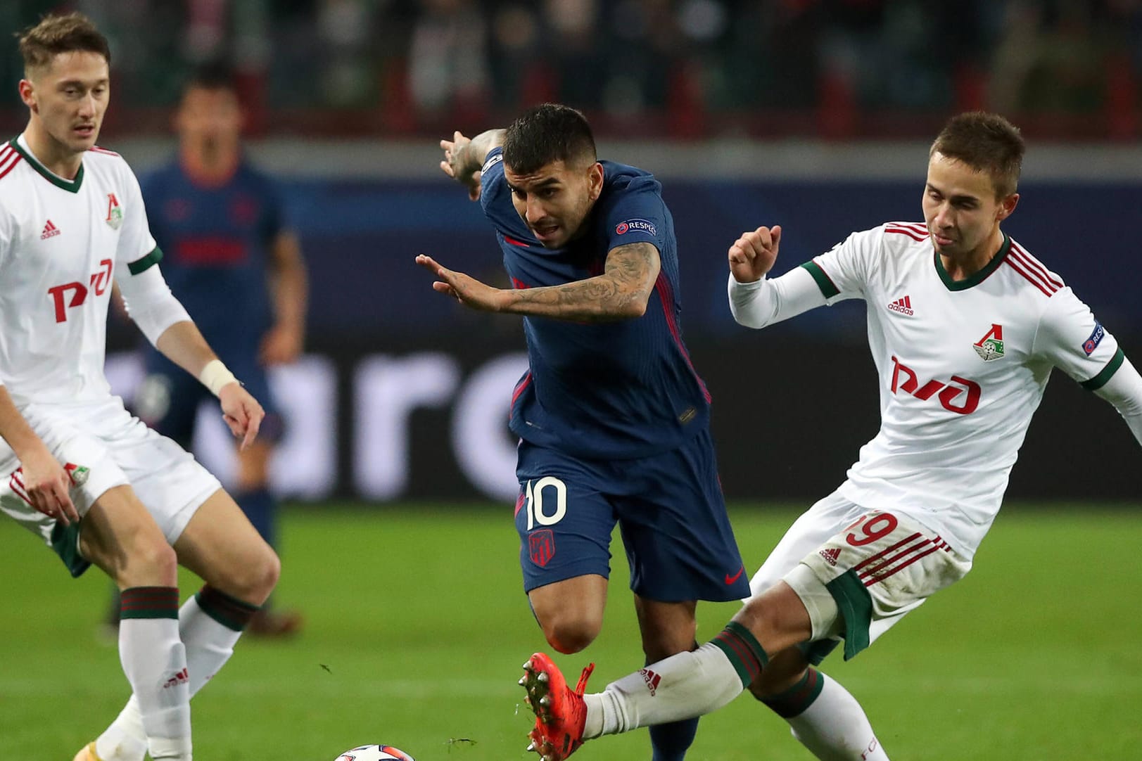 Im Kampf um den Ball: Moskaus Anton Miranchuk (l.) gegen den Atletico-Profis Angel Correa, rechts daneben Lok-Spieler Daniil Kulikov.