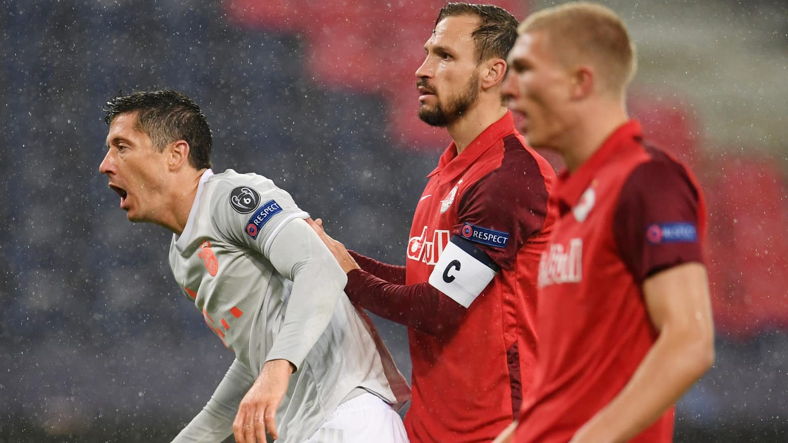 Robert Lewandowski (l.) im Duell mit Salzburg-Kapitän Andreas Ulmer.