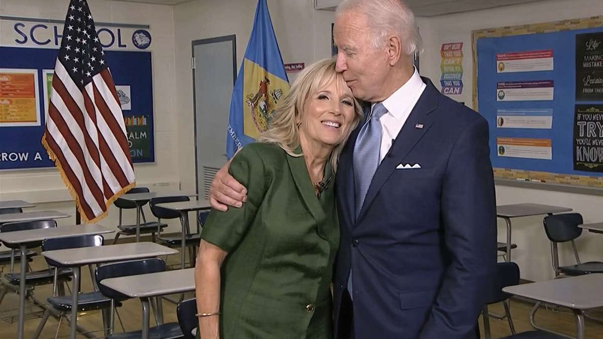 Die Lehrerin und ihr Mann, der Präsidentschaftskandidat: Jill Biden und Joe Biden ließen sich aus einer Schule zum virtuellen Parteitag zuschalten.