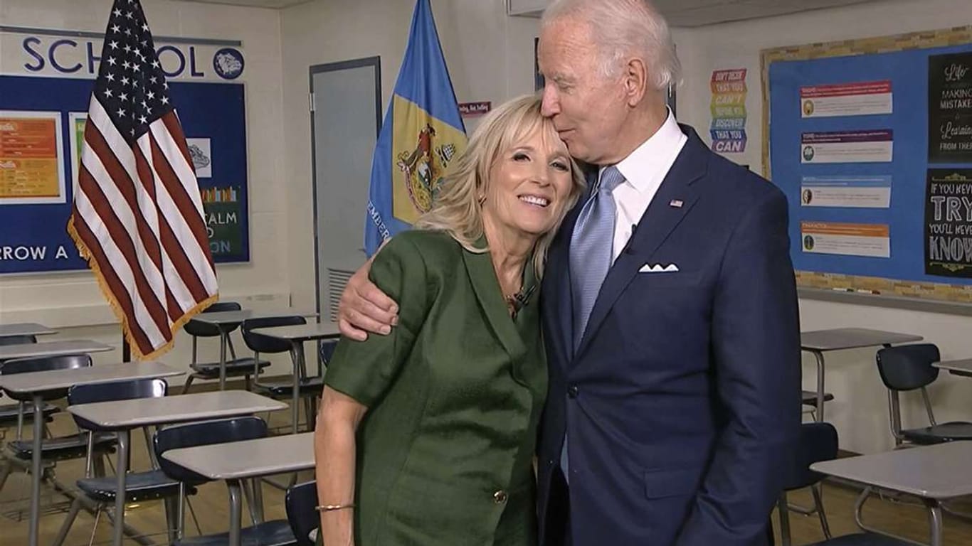 Die Lehrerin und ihr Mann, der Präsidentschaftskandidat: Jill Biden und Joe Biden ließen sich aus einer Schule zum virtuellen Parteitag zuschalten.
