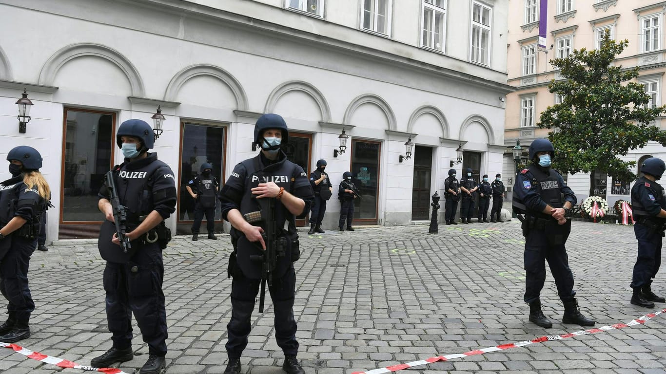 Polizisten sperren einen der Tatorte in der Wiener Innenstadt.