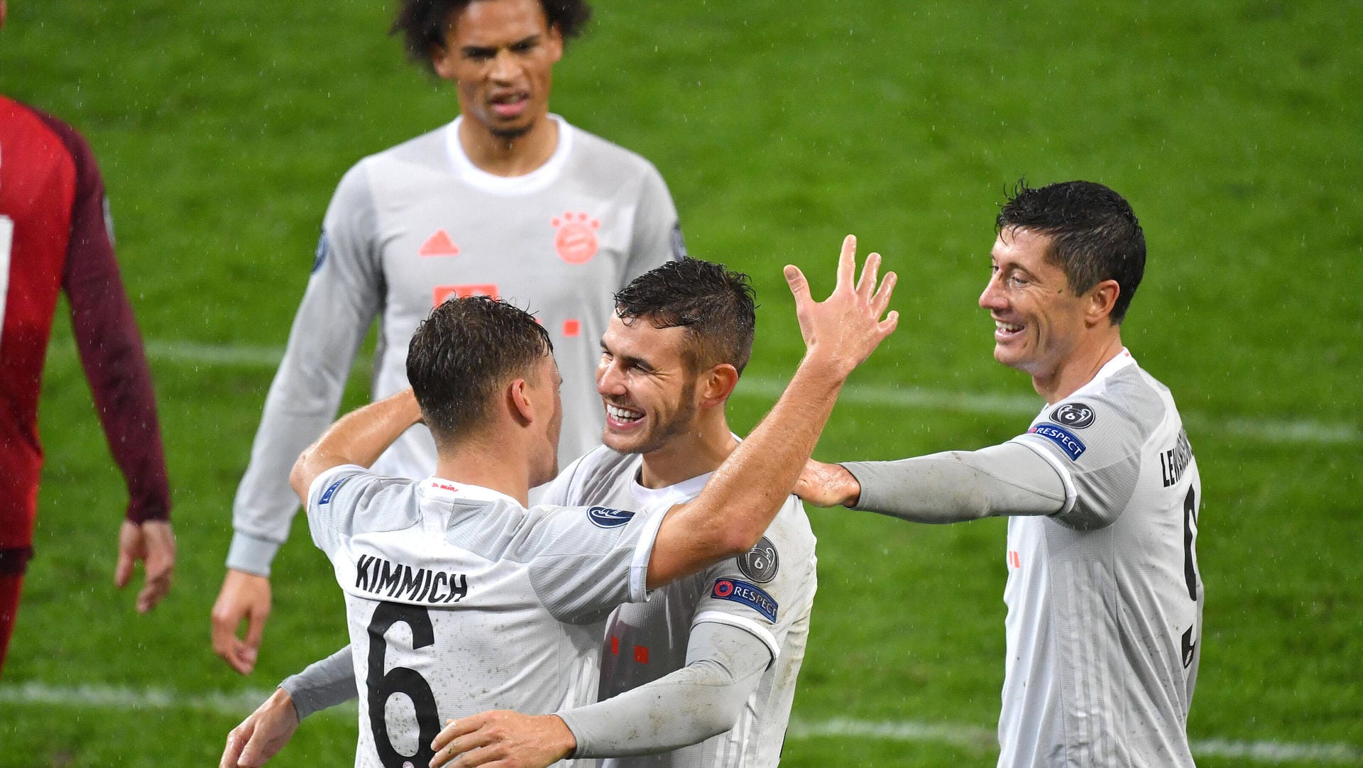 Kimmich (l.) und Hernandez Arm in Arm: Die Bayern gewannen am Ende mit 6:2 in Österreich.