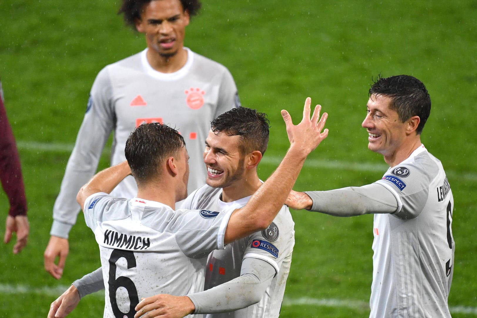 Kimmich (l.) und Hernandez Arm in Arm: Die Bayern gewannen am Ende mit 6:2 in Österreich.