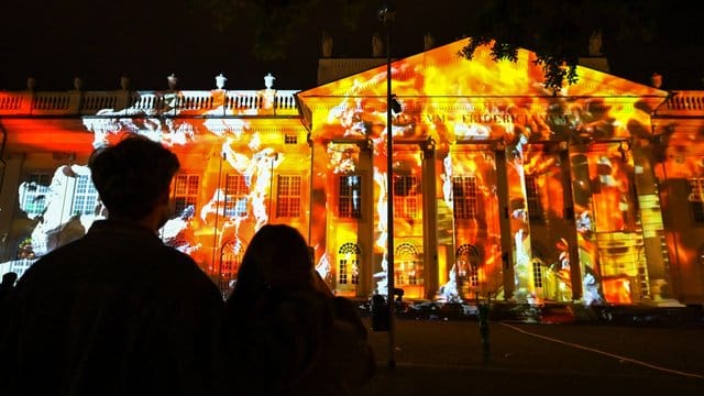 Anlässlich der US-Wahl sind auf die Fassade des Kasseler Museums Fridericianum Filmschnipsel projiziert.