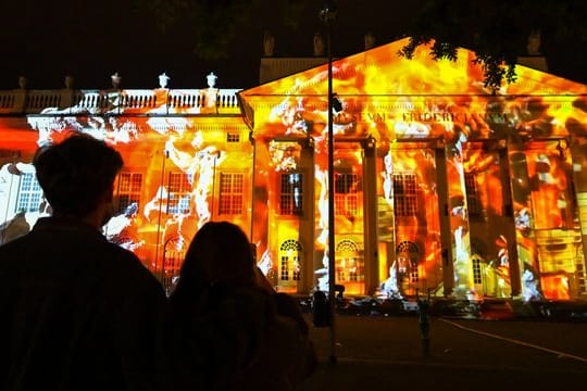 Anlässlich der US-Wahl sind auf die Fassade des Kasseler Museums Fridericianum Filmschnipsel projiziert.