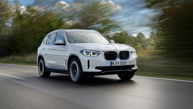 BMW iX3: Das Elektroauto soll theoretisch mit einer Ladung bis zu 460 Kilometer weit kommen.