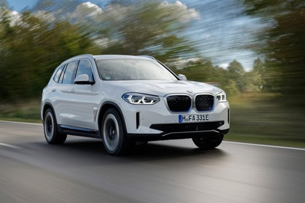 BMW iX3: Das Elektroauto soll theoretisch mit einer Ladung bis zu 460 Kilometer weit kommen.