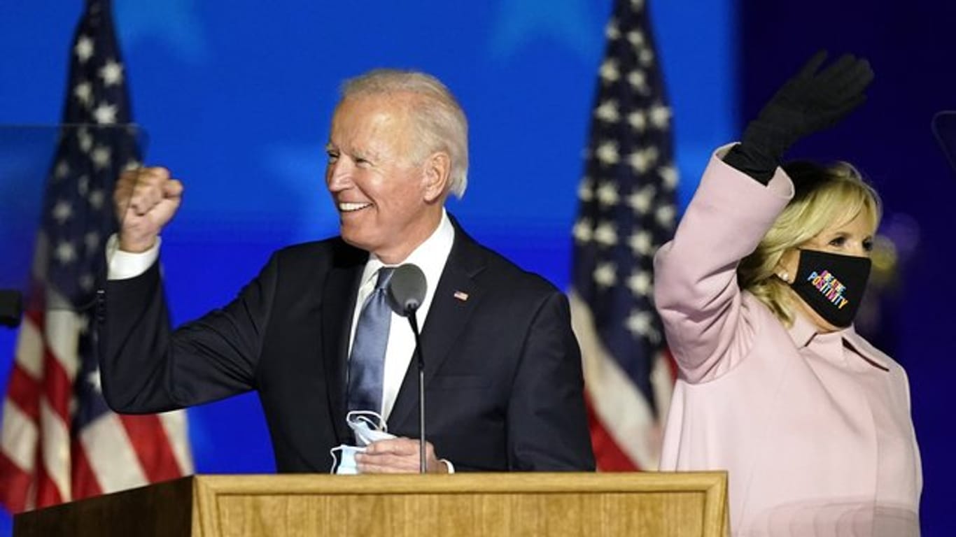 Der demokratische Präsidentschaftskandidat Joe Biden spricht neben seiner Frau Jill Biden zu seinen Anhängern.