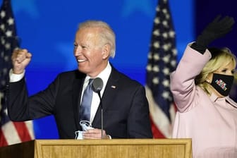 Der demokratische Präsidentschaftskandidat Joe Biden spricht neben seiner Frau Jill Biden zu seinen Anhängern.