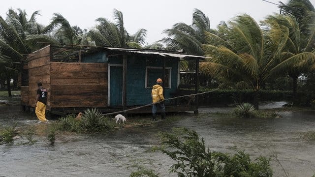 Mit Windgeschwindigkeiten von bis zu 230 km/h hat Hurrikan "Eta" in Nicaragua Dächer abgedeckt.