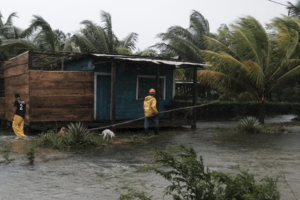 Mit Windgeschwindigkeiten von bis zu 230 km/h hat Hurrikan "Eta" in Nicaragua Dächer abgedeckt.