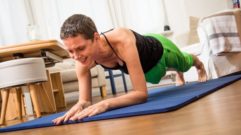 Beim Unterarmstütz (Plank) wird der ganze Körper gekräftigt: Übungen wie diese eignen sich sehr gut, um morgens in Schwung zu kommen.