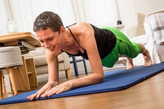 Beim Unterarmstütz (Plank) wird der ganze Körper gekräftigt: Übungen wie diese eignen sich sehr gut, um morgens in Schwung zu kommen.
