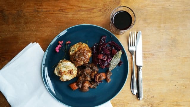 Kräftiges Pilz-Bourguignon passt perfekt zu fruchtigem Rotkraut und selbst gemachten Semmelknödeln.