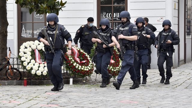 Polizisten sichern nach dem Terroranschlag in Wien das Gebiet in der Nähe des Tatorts ab. Polizisten sichern nach dem Terroranschlag in Wien das Gebiet in der Nähe des Tatorts ab.