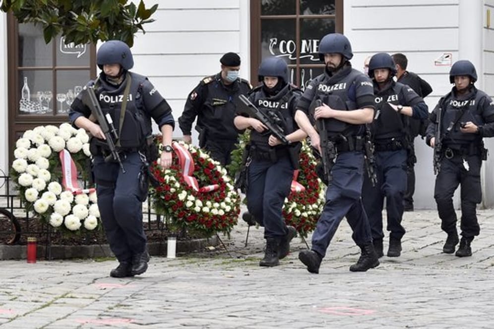 Polizisten sichern nach dem Terroranschlag in Wien das Gebiet in der Nähe des Tatorts ab.