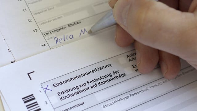 Wer am Arbeitsort beispielsweise eine zweite Wohnung angemietet hat, kann die Kosten bei der Steuer absetzen.