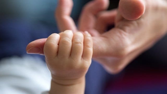 Viele Eltern haben es nicht auf dem Schirm - aber sie können unmittelbar nach der Geburt durch eine Spende von Nabelschnurblut anderen Menschen helfen. Viele Eltern haben es nicht auf dem Schirm - aber sie können unmittelbar nach der Geburt durch eine Spende von Nabelschnurblut anderen Menschen helfen.