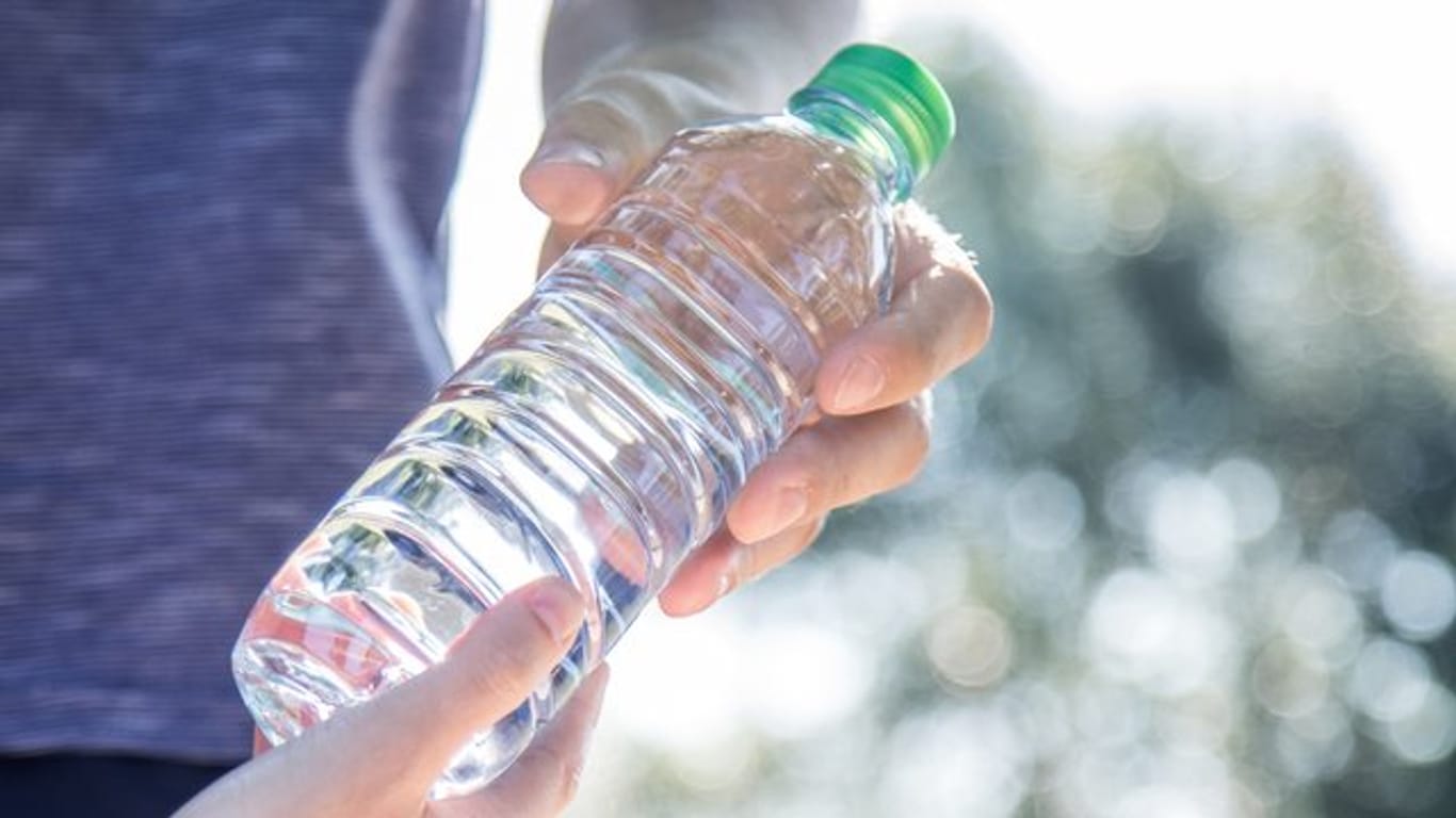 Viel trinken: Idealerweise haben Sportlerinnen und Sportler zu Beginn der Belastung einen ausgeglichenen Flüssigkeitshaushalt.