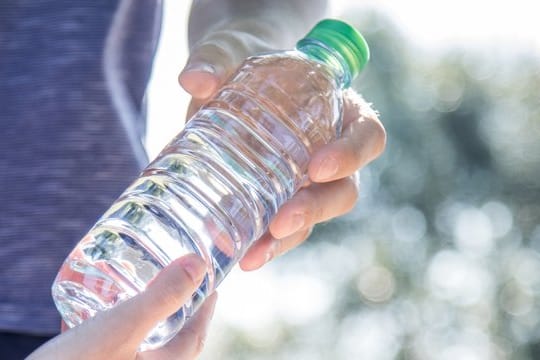 Viel trinken: Idealerweise haben Sportlerinnen und Sportler zu Beginn der Belastung einen ausgeglichenen Flüssigkeitshaushalt.