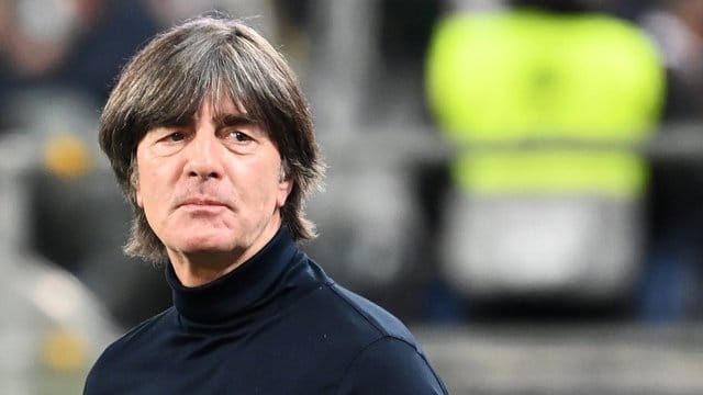 Bundestrainer Joachim Löw steht vor einem Spiel im Stadion