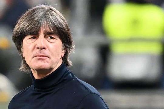 Bundestrainer Joachim Löw steht vor einem Spiel im Stadion