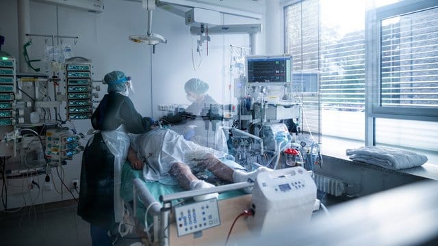 Da durch Corona-Patienten ein höherer Bedarf an Intensivbetreuung erwartet wird, gibt es drastische Forderungen. Da durch Corona-Patienten ein höherer Bedarf an Intensivbetreuung erwartet wird, gibt es drastische Forderungen.