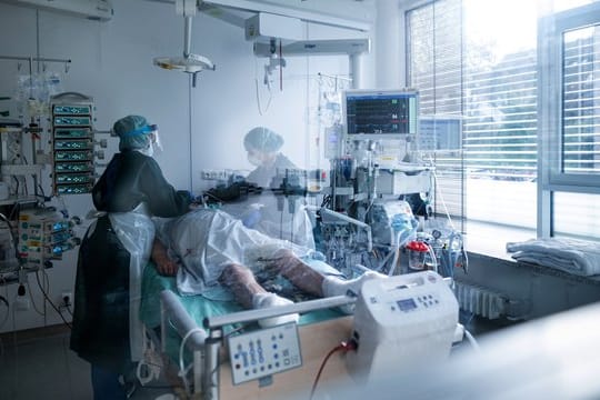 Da durch Corona-Patienten ein höherer Bedarf an Intensivbetreuung erwartet wird, gibt es drastische Forderungen.