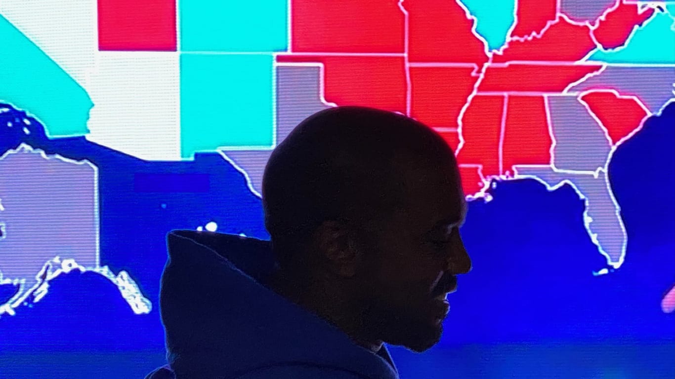 Kanye West vor der Wahlkarte: Blau udn Rot, wenig überraschend keine Wahlmänner für den Rapper. Trotz eines desaströsen Ergebnisses erklärte er schon die Kandidatur für 2024.