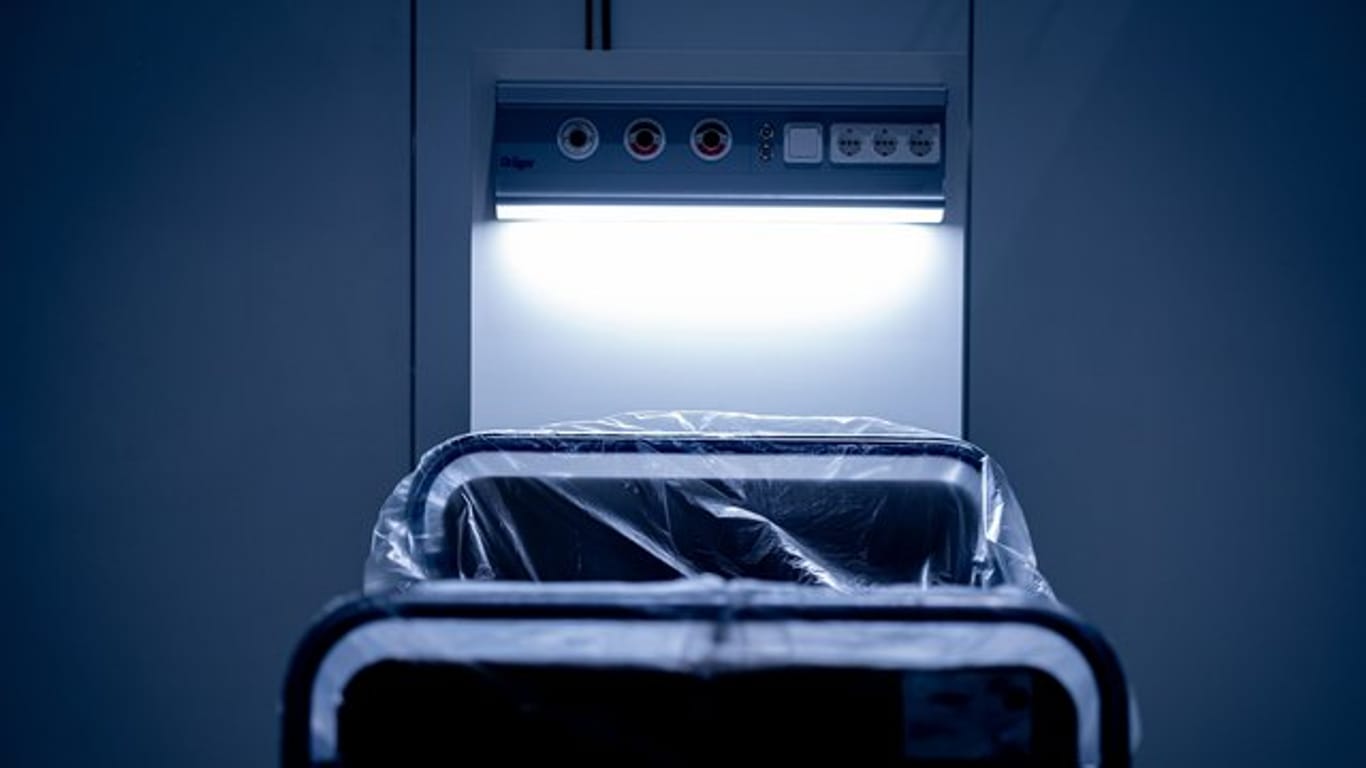 Ein Krankenhausbett zur Behandlung von Corona-Patienten in einer Behelfsklinik.