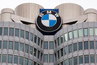 BMW-Konzernzentrale in München (Symbolbild): Der Autobauer fährt einen Gewinn ein.