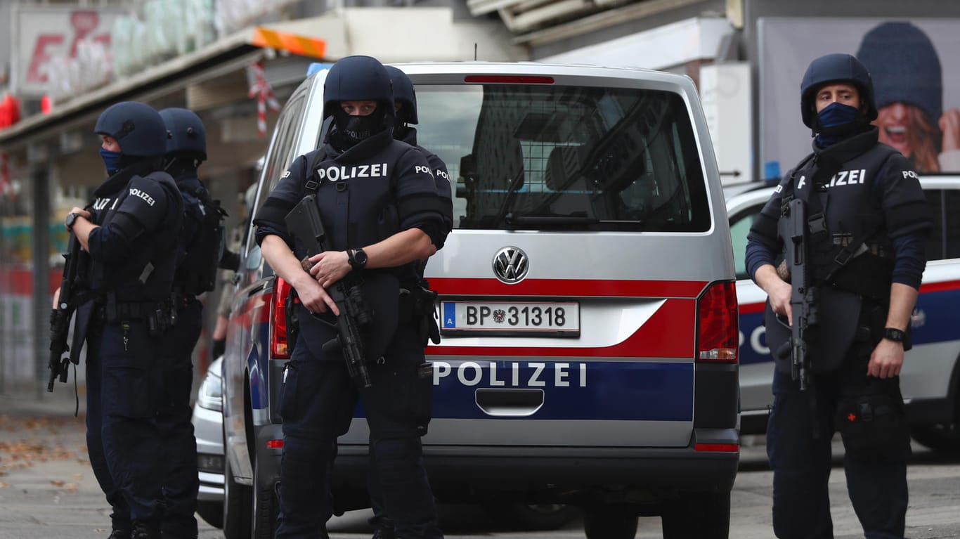 Polizisten in Wien: "Wir haben im öffentlichen Raum enorme Sicherheitsmaßnahmen ergriffen", sagte der Chef der höchsten Polizeibehörde in Österreich.