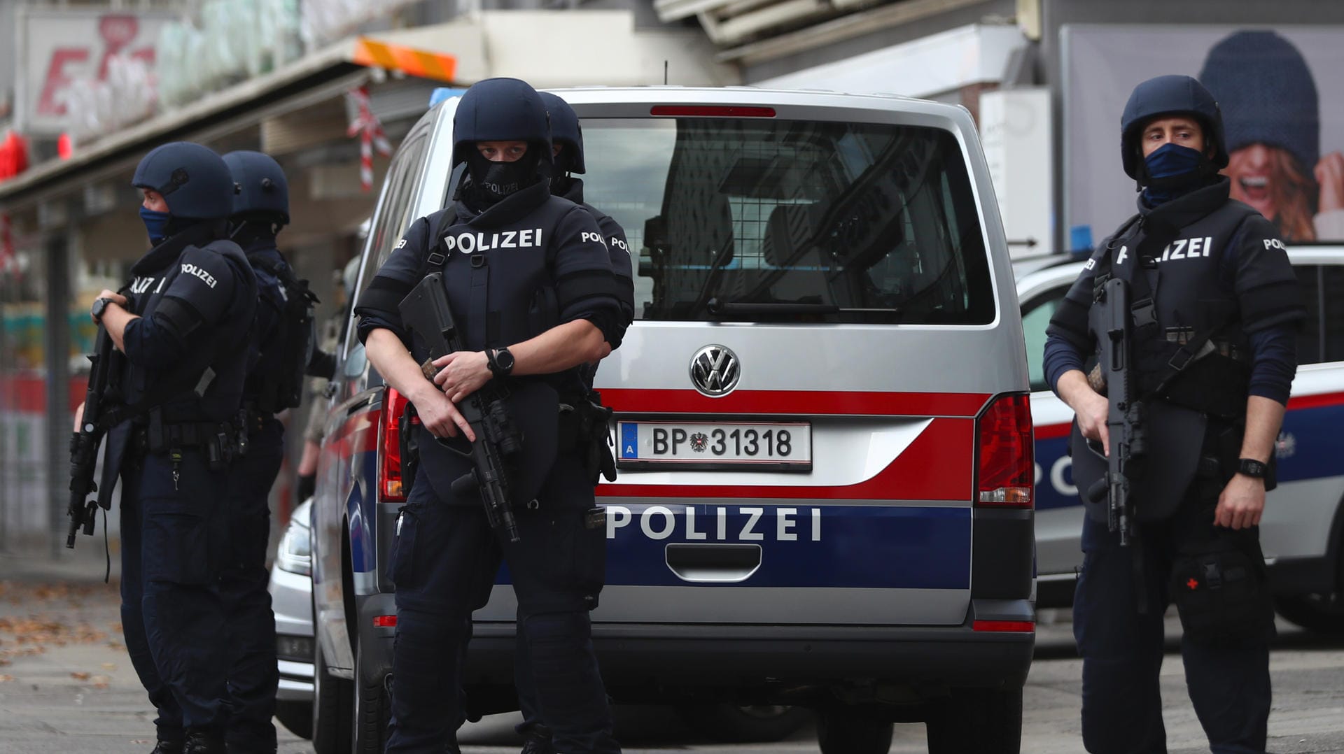 Polizisten in Wien: "Wir haben im öffentlichen Raum enorme Sicherheitsmaßnahmen ergriffen", sagte der Chef der höchsten Polizeibehörde in Österreich. Polizisten in Wien: "Wir haben im öffentlichen Raum enorme Sicherheitsmaßnahmen ergriffen", sagte der Chef der höchsten Polizeibehörde in Österreich.
