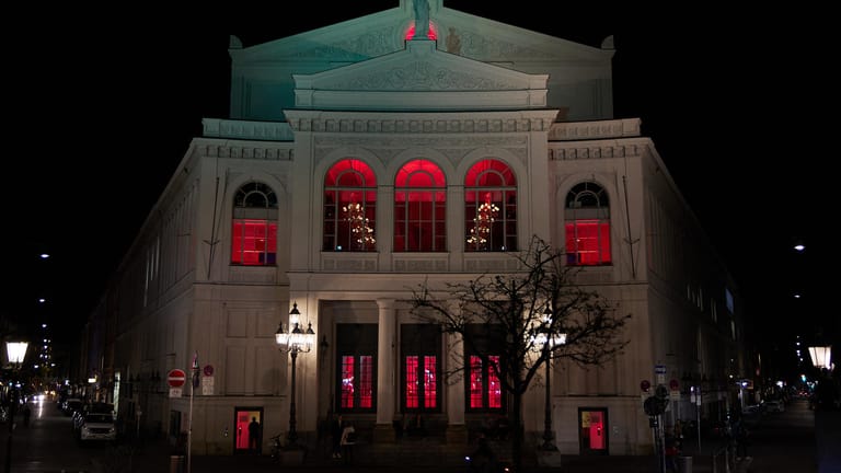 Das Staatstheater am Gärtnerplatz leuchtet rot: Grund dafür sind die Zwangsschließungen der Kulturhäuser.