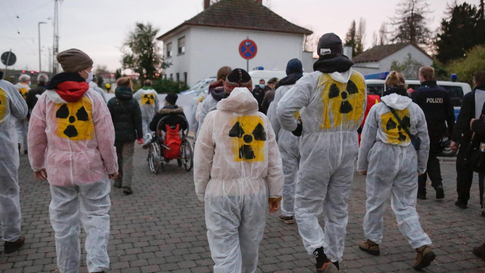 Biblis: Atomkraftgegner protestieren friedlich gegen den Castor-Transport.
