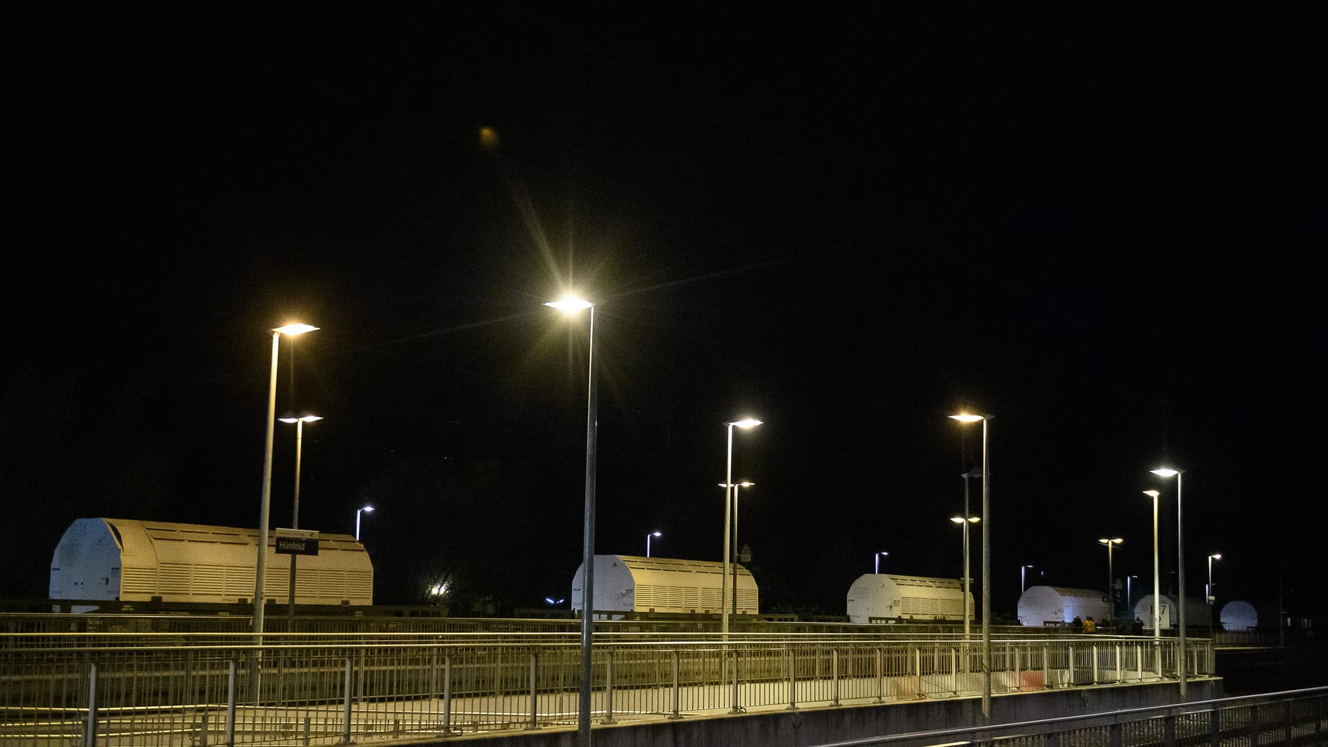 Hessen, Hünfeld: Der Spezialzug mit insgesamt sechs Castor-Behältern erreicht den Bahnhof von Hünfeld.