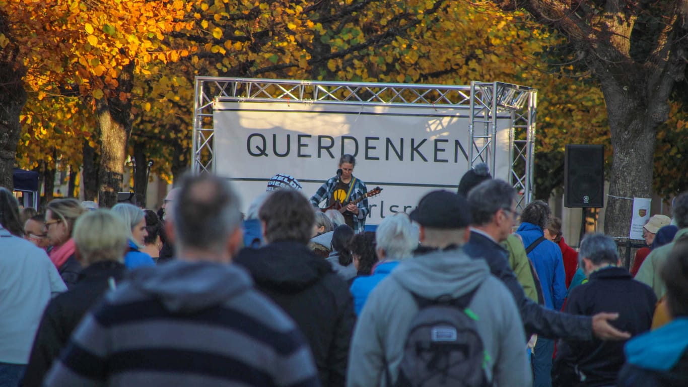Demonstranten der Intiative "Querdenken" (Symbolbild): In Leipzig haben sich 20.000 Teilnehmer an einer Demonstration angekündigt.