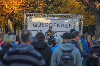 Demonstranten der Intiative "Querdenken" (Symbolbild): In Leipzig haben sich 20.000 Teilnehmer an einer Demonstration angekündigt.