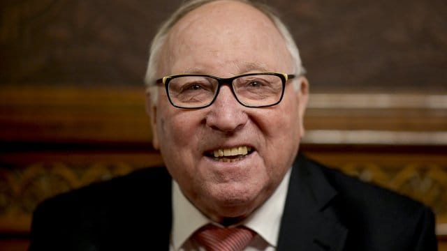 Hält große Stücke auf Neuzugang Simon Terodde: HSV-Ikone Uwe Seeler. Hält große Stücke auf Neuzugang Simon Terodde: HSV-Ikone Uwe Seeler.