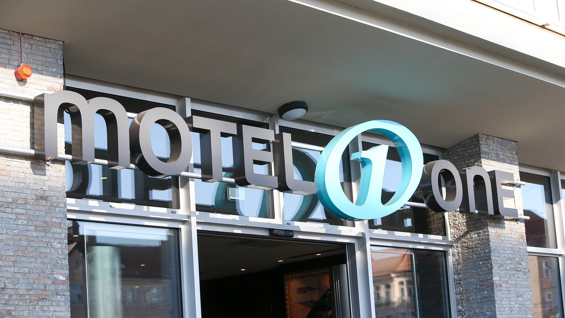 Logo des Motel-One-Hotels (Symbolbild): Das Hotel hat alle Reservierungen für das Demo-Wochenende in Leipzig storniert. Logo des Motel-One-Hotels (Symbolbild): Das Hotel hat alle Reservierungen für das Demo-Wochenende in Leipzig storniert.
