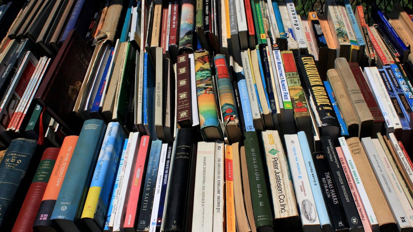 Bücher liegen in einer Kiste (Symbolbild): Das internationale Literaturfestival "Literatürk" auch Essen findet dieses Jahr online statt.