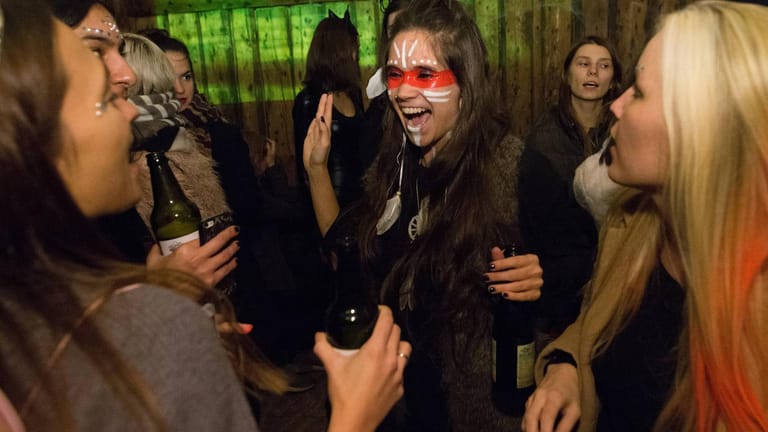 Menschen feiern Halloween (Symbolbild): In Berlin hat die Polizei eine Halloween-Party in einem Club aufgelöst.