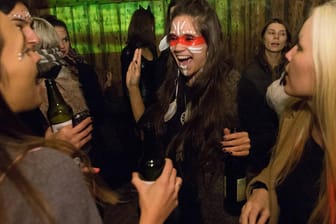 Menschen feiern Halloween (Symbolbild): In Berlin hat die Polizei eine Halloween-Party in einem Club aufgelöst.