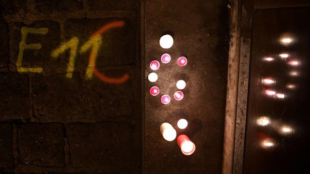 Kerzen brennen am Tatort der Terror-Attacke in einer Seitenstraße der Wiener Innenstadt. Kerzen brennen am Tatort der Terror-Attacke in einer Seitenstraße der Wiener Innenstadt.