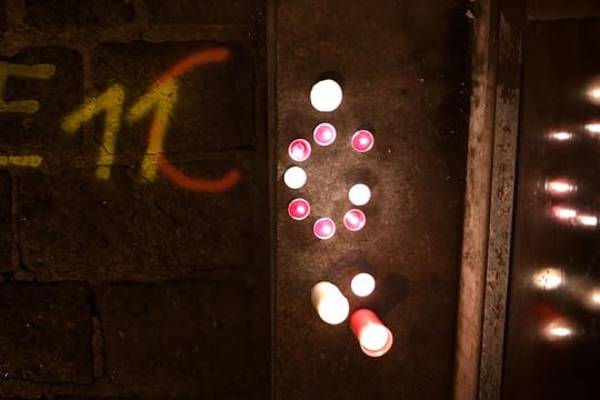 Kerzen brennen am Tatort der Terror-Attacke in einer Seitenstraße der Wiener Innenstadt.