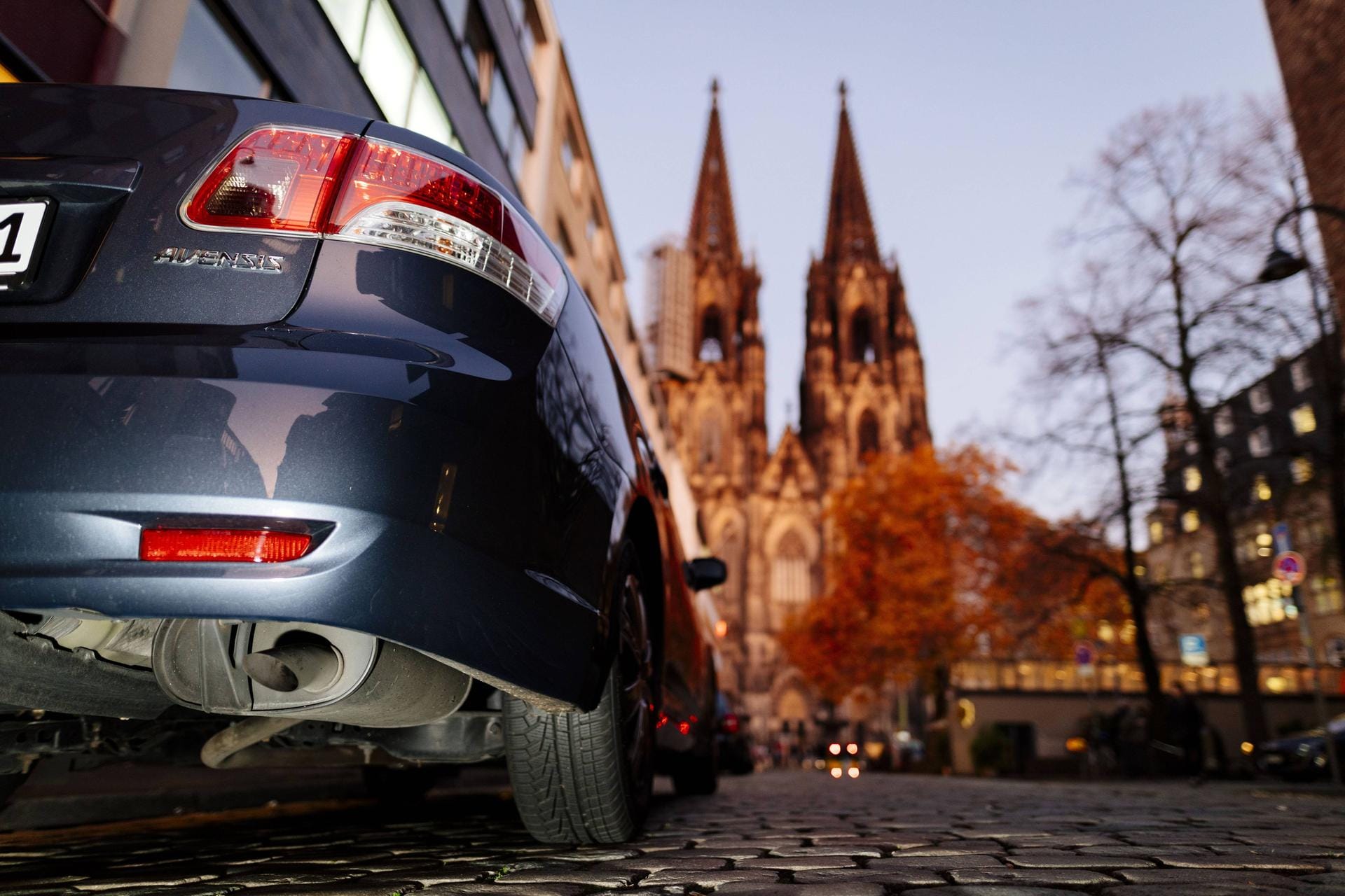 Ein Auto ist vor dem Hintergrund des Kölner Doms (Symbolbild): Sie haben in der Ehrenstraße eigentlich keinen Zutritt.