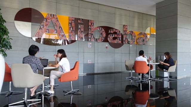 Mitarbeiter sitzen in einem Foyer der Firmenzentrale von Alibaba in Hangzhou. Mitarbeiter sitzen in einem Foyer der Firmenzentrale von Alibaba in Hangzhou.