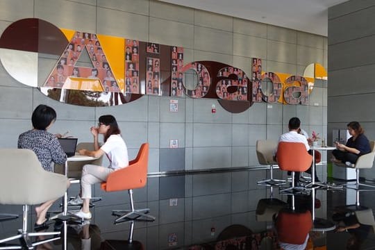Mitarbeiter sitzen in einem Foyer der Firmenzentrale von Alibaba in Hangzhou.