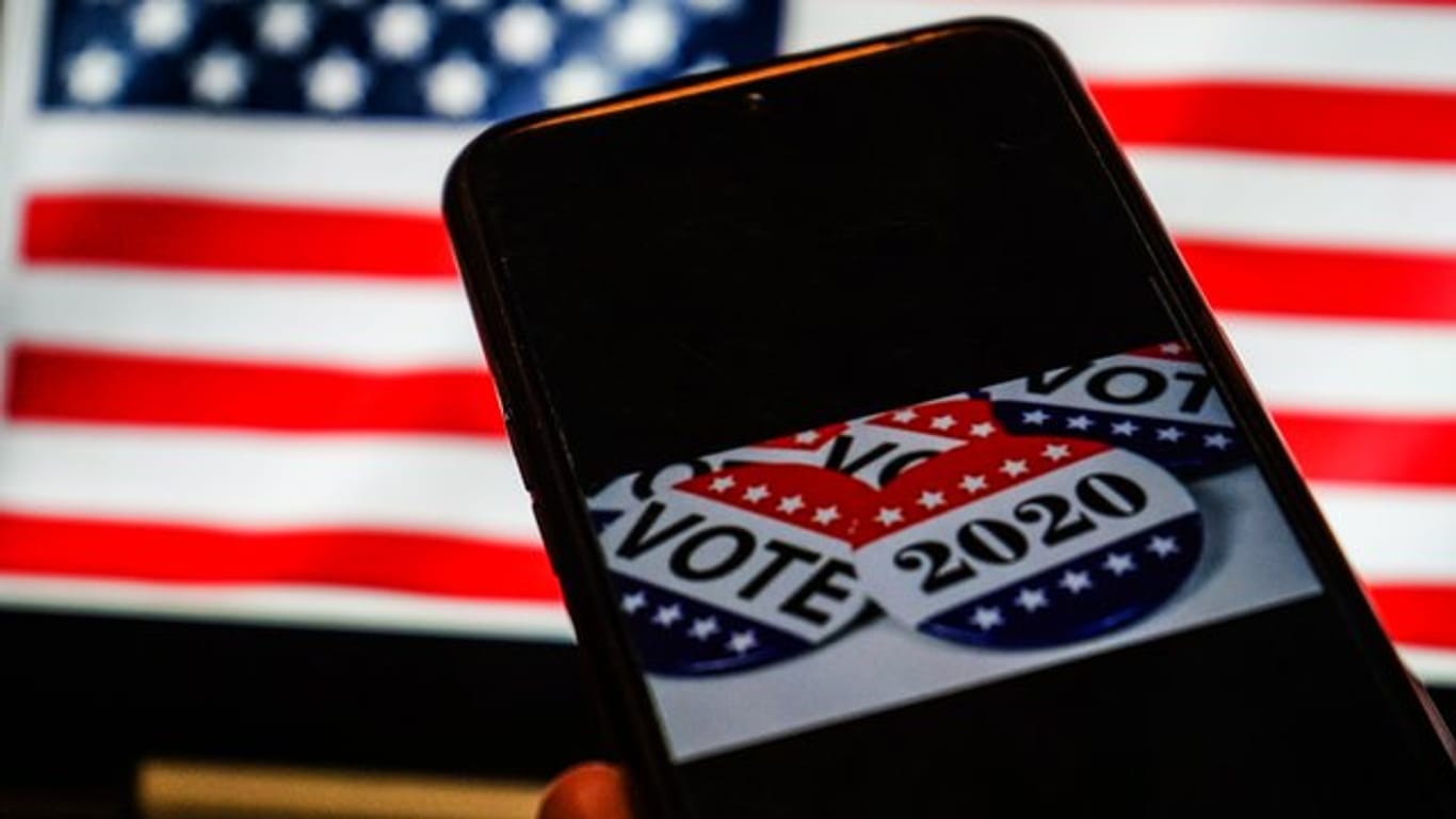 Die US-Wahl auf einem Smartphone-Bildschirm.